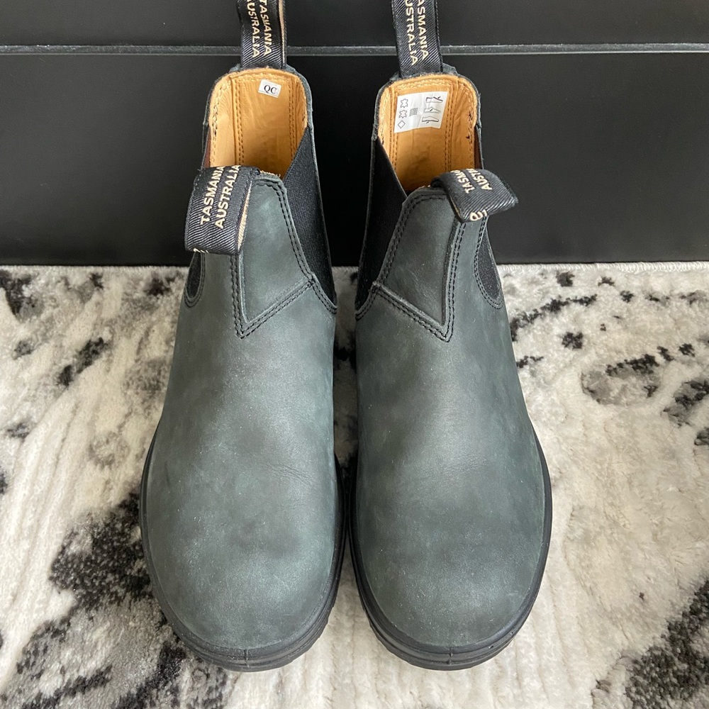 Classic Blundstone. Rustic black. 7.5 US Women (4.5 AU/UK*). Brand new.